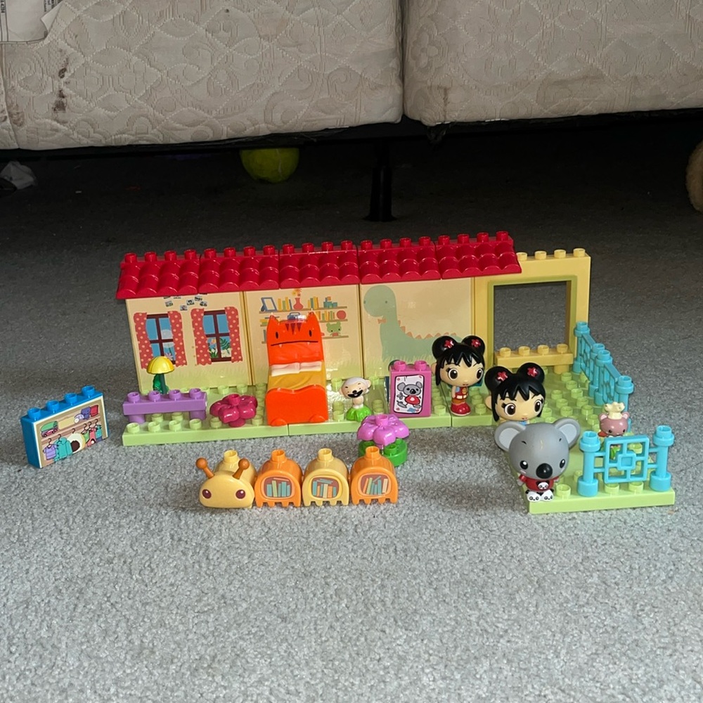 MEGA BLOKS NI MHAO KAI LAN Buildable Bedroom Set with figures